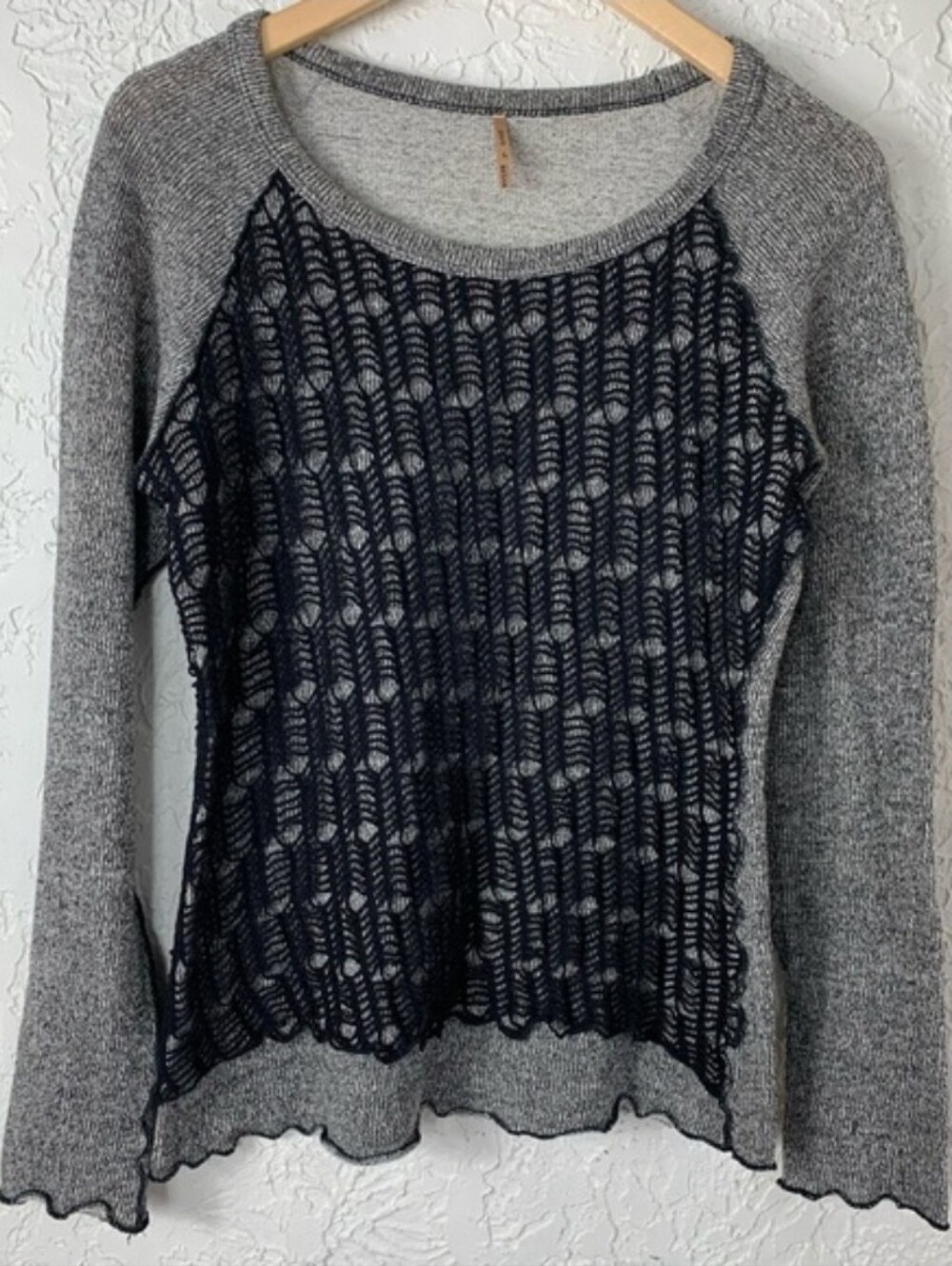 pete SUMMER Light Knit Top. Crochet Overlay. Scalloped Hem Cuffs. Sz. L